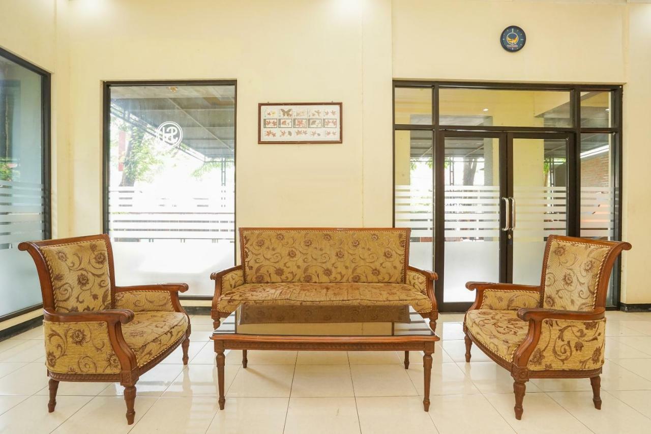 Oyo 587 Penginapan Sinar Harapan Probolinggo Extérieur photo