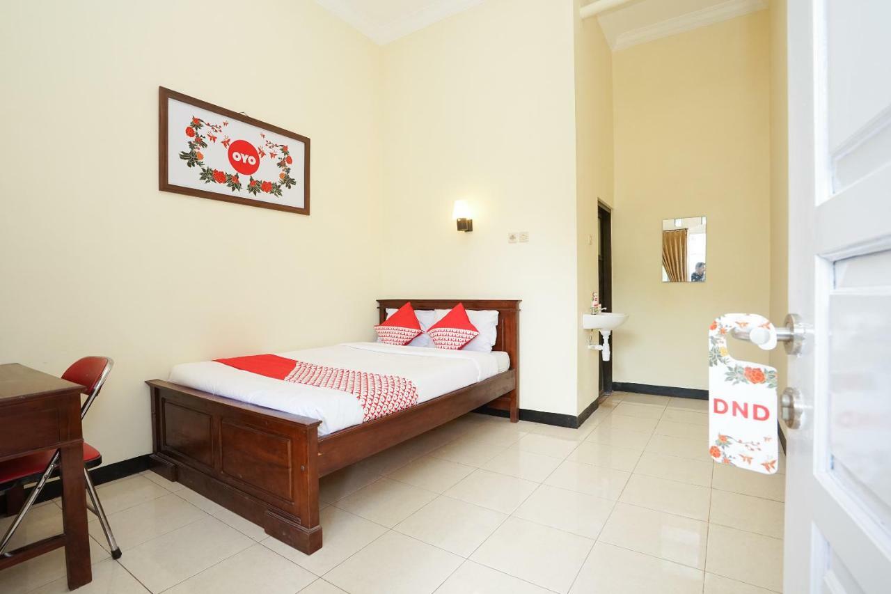 Oyo 587 Penginapan Sinar Harapan Probolinggo Extérieur photo