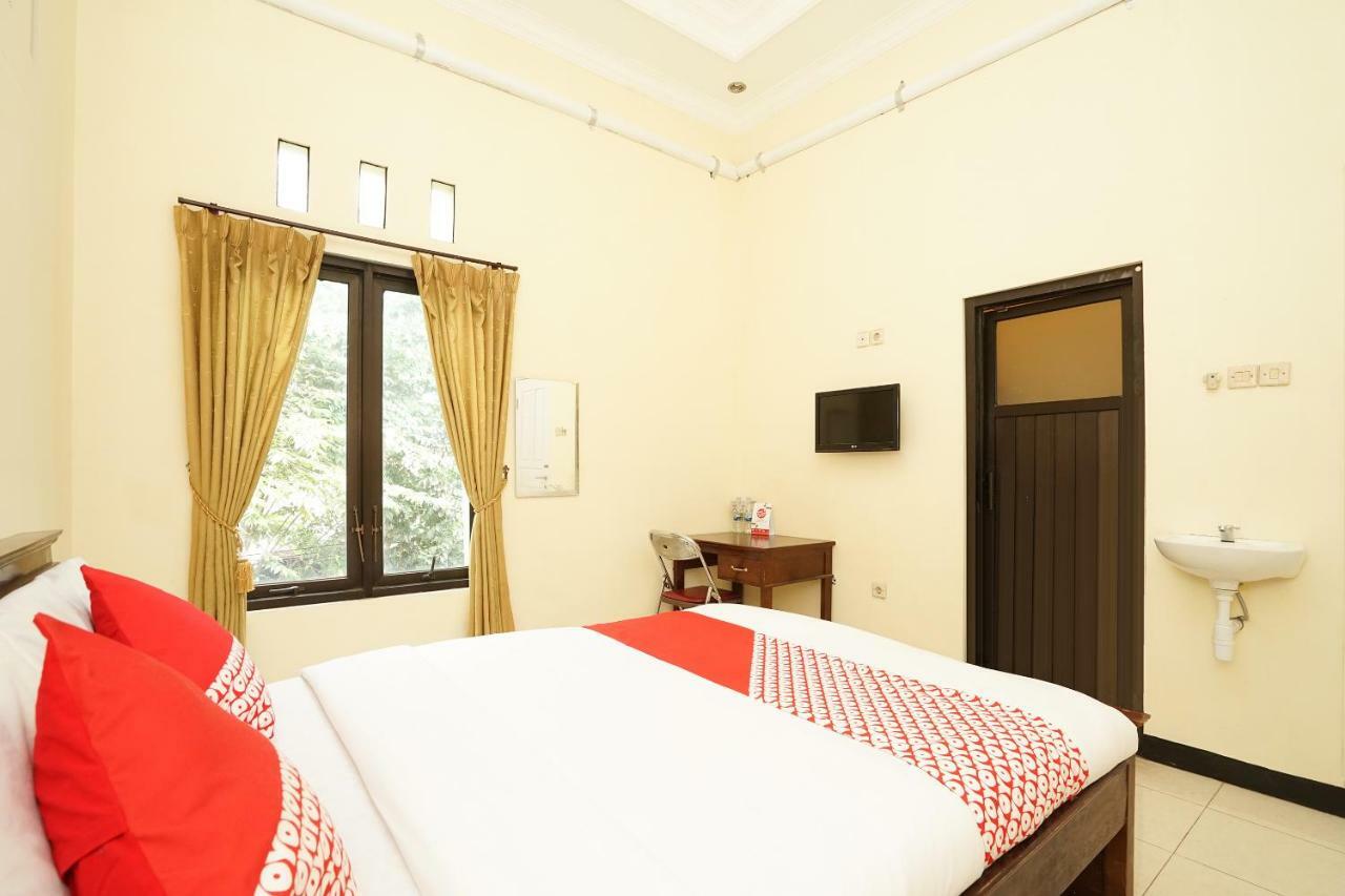 Oyo 587 Penginapan Sinar Harapan Probolinggo Extérieur photo