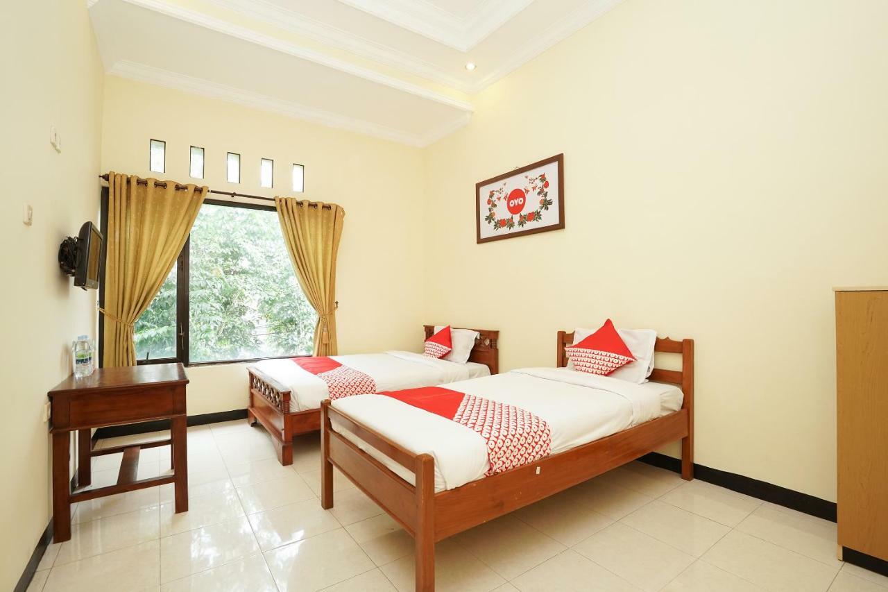 Oyo 587 Penginapan Sinar Harapan Probolinggo Extérieur photo
